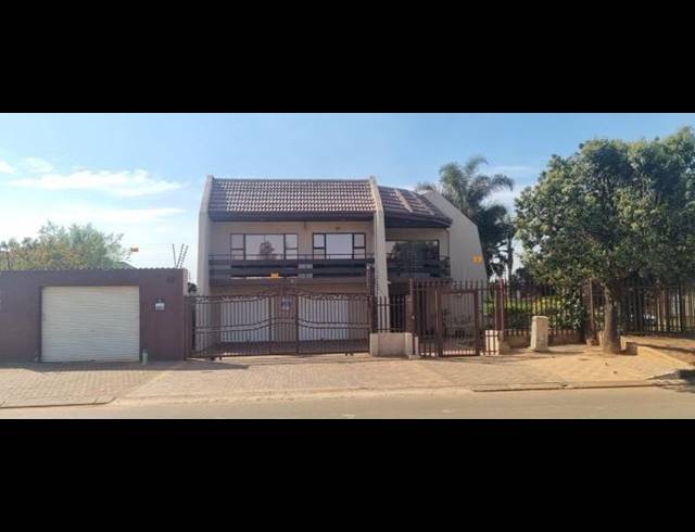 6 BEDROOM HOUSE FOR SALE IN LENASIA EXT 9